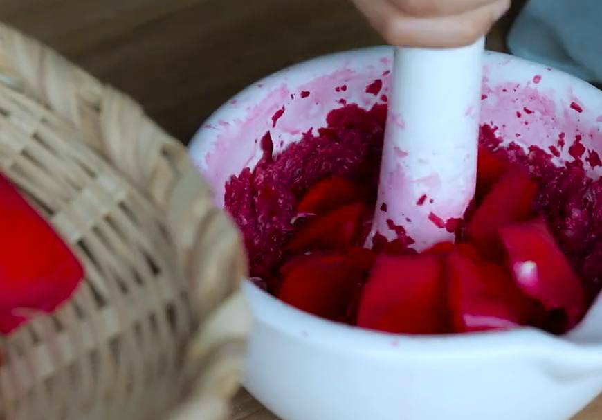 优雅的美女,用玫瑰花自己动手做得古代口红纸,太美太仙