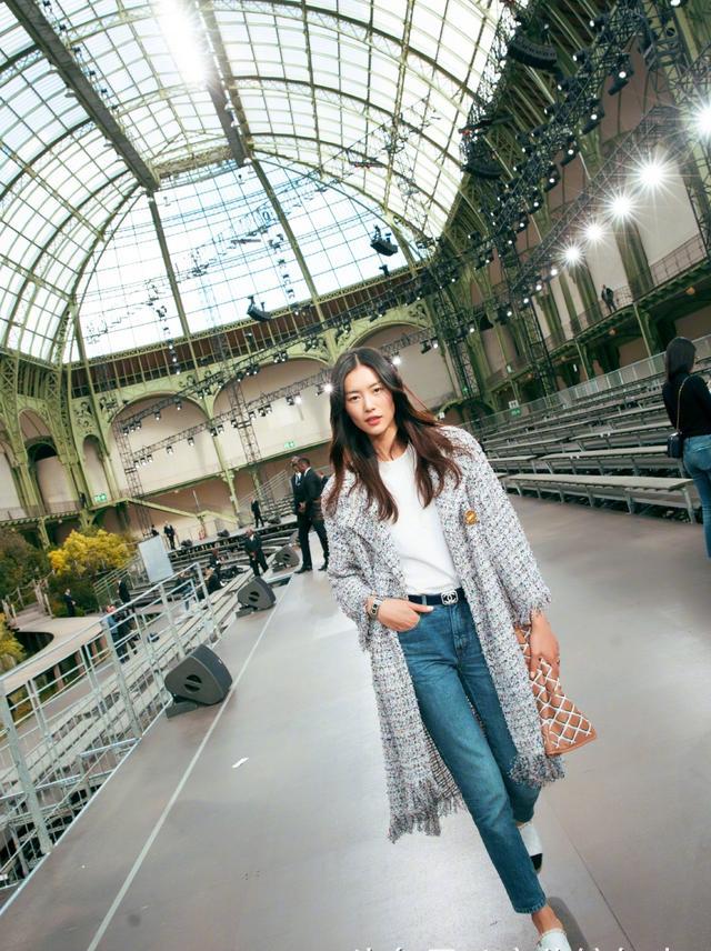 维密超模刘雯最喜欢合影是这个而并不是帅哥,因为她喜欢风轻云淡