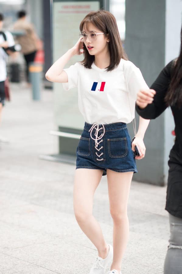 鞠婧祎白t恤配绑带牛仔短裤,清纯中透着个性,简约又不失时尚!