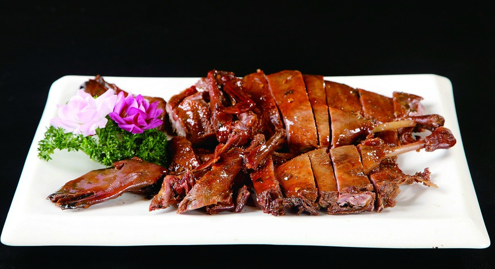 酱板鸭成品色泽深红,皮肉酥香,酱香浓郁