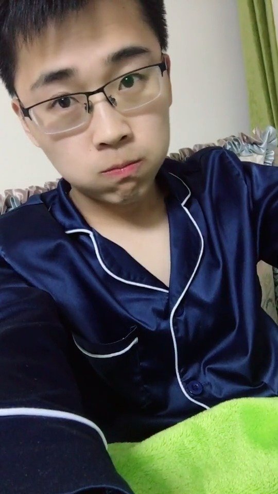 00:00 00:11 00:11 为您推荐: 这位正在砸车窗的眼镜男,虽然表面看