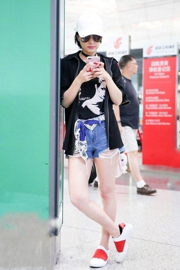 吴昕现身机场,被拍到双麻花辫,带着秘境和帽子,瞬间暴露小粗腿