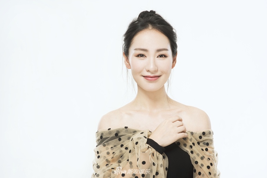 赵聪丸子头搭小礼服 性感又俏皮十分吸睛