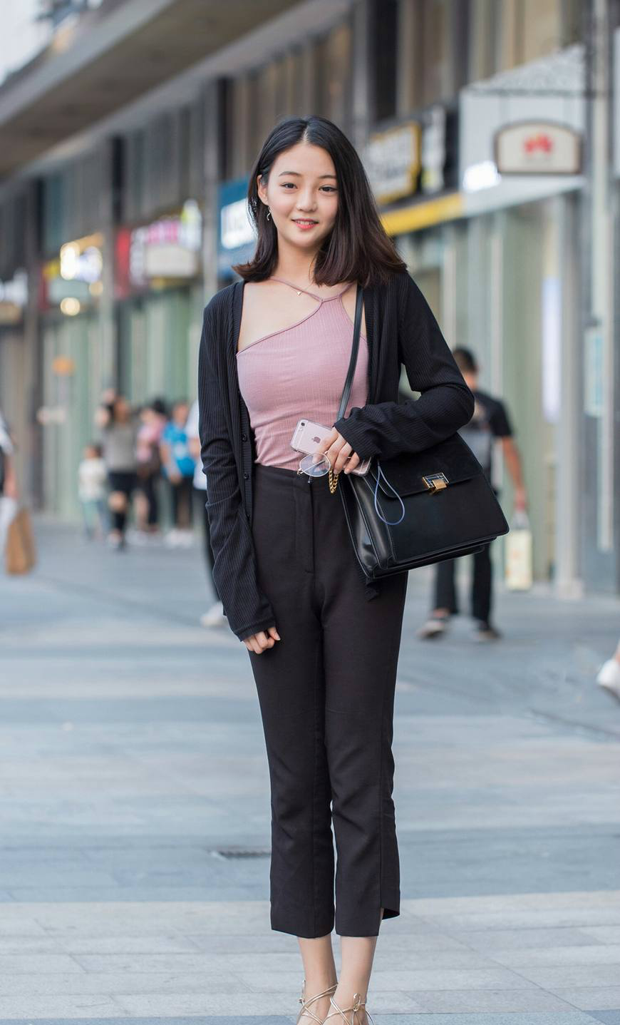 街拍,拥有俊美脸蛋儿和傲人身材的女孩,遭路人围观