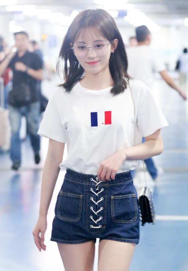鞠婧祎白t恤配绑带牛仔短裤,清纯中透着个性,简约又不失时尚!