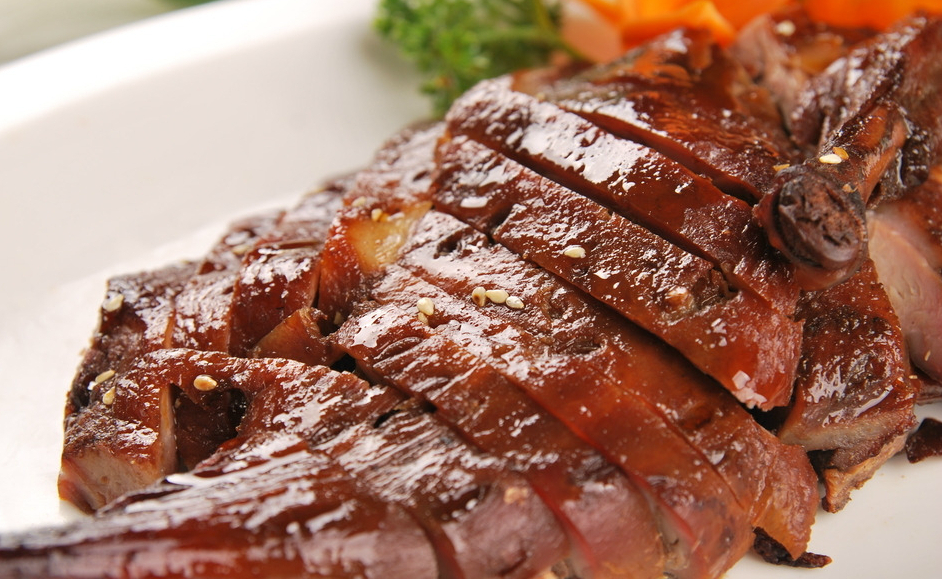 酱板鸭成品色泽深红,皮肉酥香,酱香浓郁