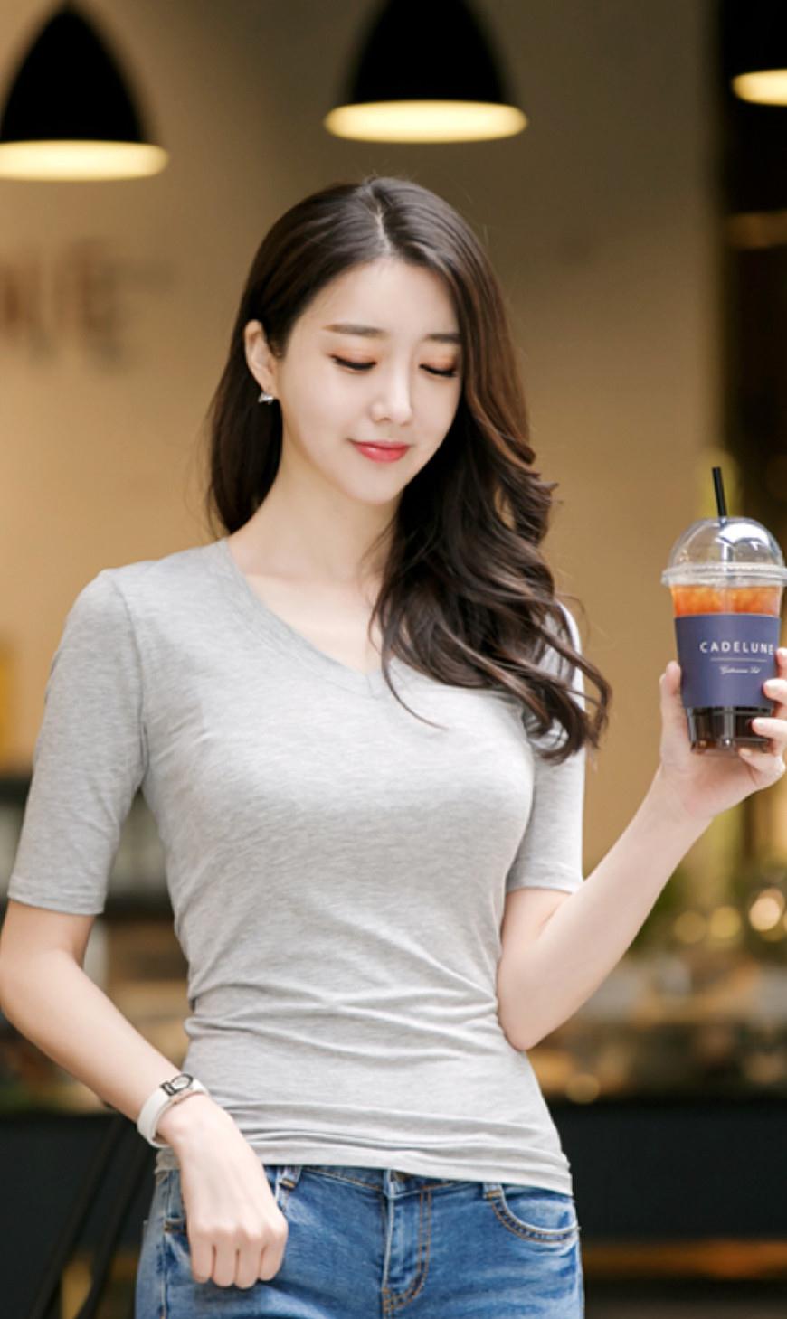 时尚显气质的牛仔裤小姐姐,女人味彰显的一览无遗,十分有感!