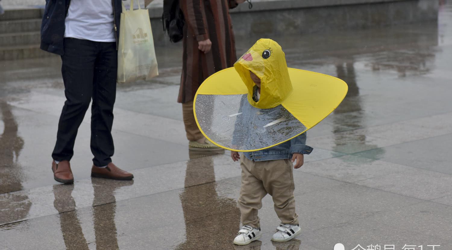 西安雨中街头孩子流行穿小黄鸭雨披