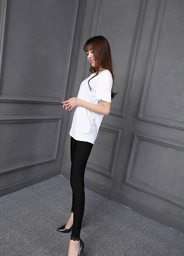 美拍图3紧身裤秀出丰满好身材紧绷的s型曲线让人难以自拔