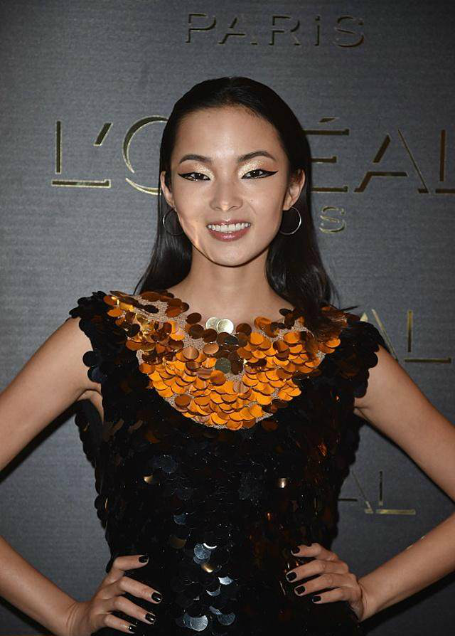 身高180cm的超模康倩雯气质清冷凭借高级脸成时尚界宠儿