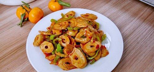 用豆瓣酱炒尖椒面筋卷色泽红润酱香浓郁可谓下饭利器