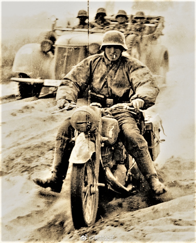 通过这一组照片,我们可以来回顾一下这段历史中留存下来的影像.