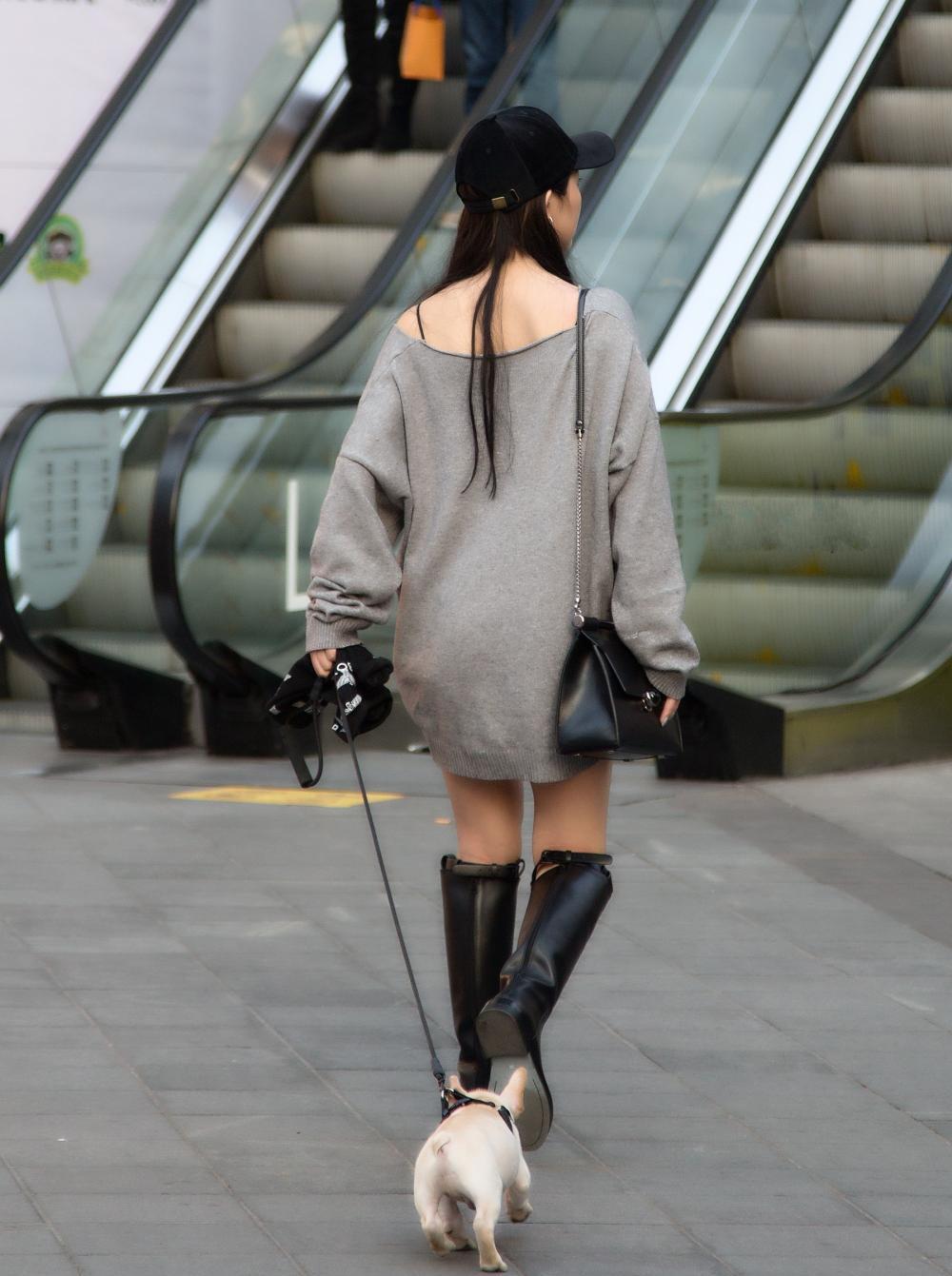 大姐姐黑色皮靴搭配流苏短裤, 细腻大长腿线条柔美, 吸睛无数