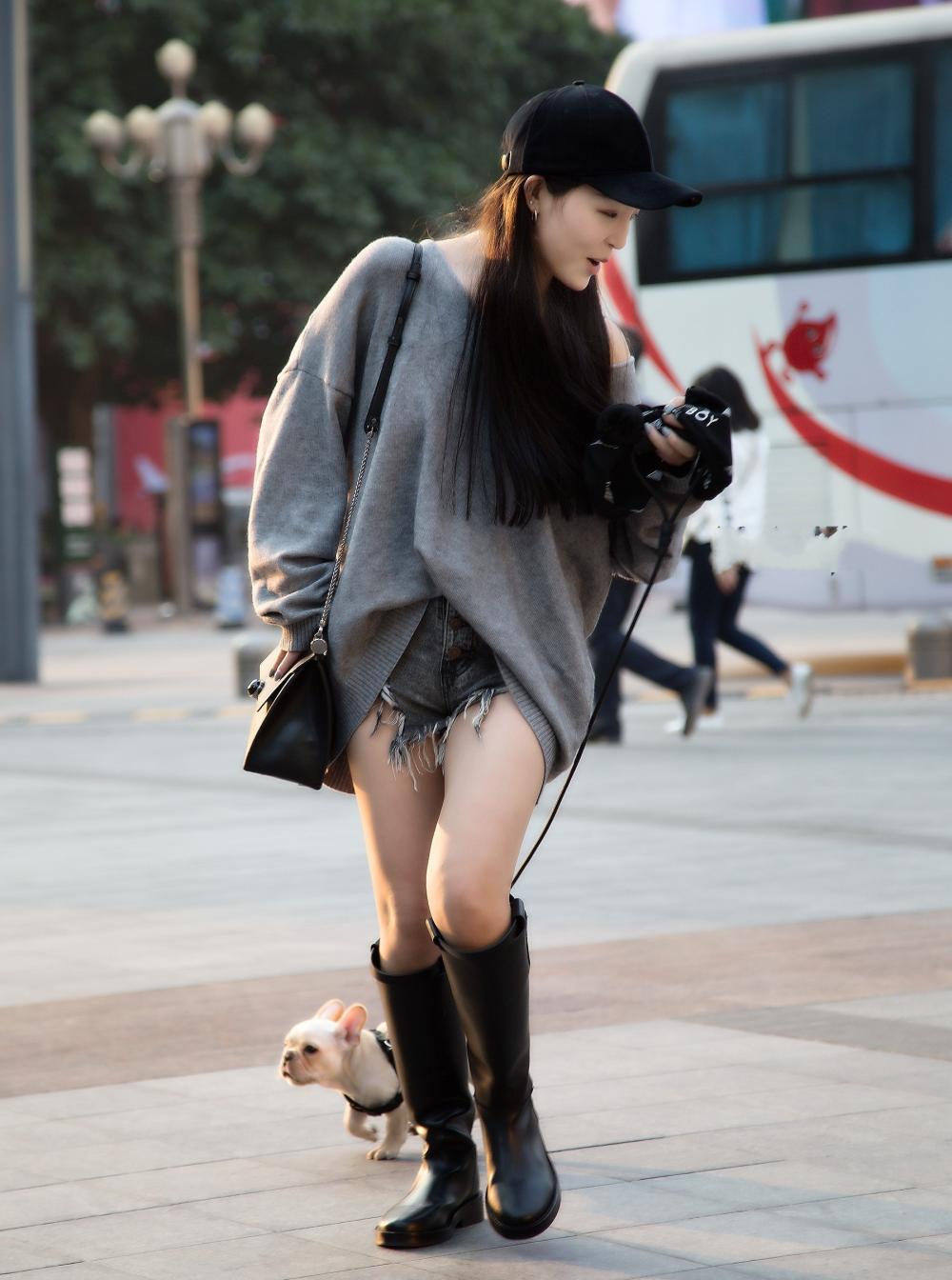 大姐姐黑色皮靴搭配流苏短裤, 细腻大长腿线条柔美, 吸睛无数