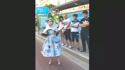 网红美女小黑,今天穿粉色裙子热舞!杭州宋城街