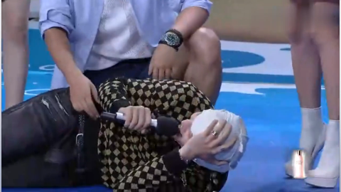 赵丽颖用力拿起陈伟霆倒在地上陈伟霆突然大笑起来