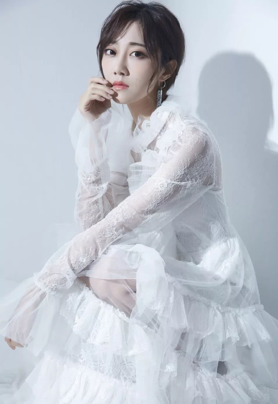 小长假的最佳拍照妆容是?当然是冯薪朵小姐姐的氧气少女妆!