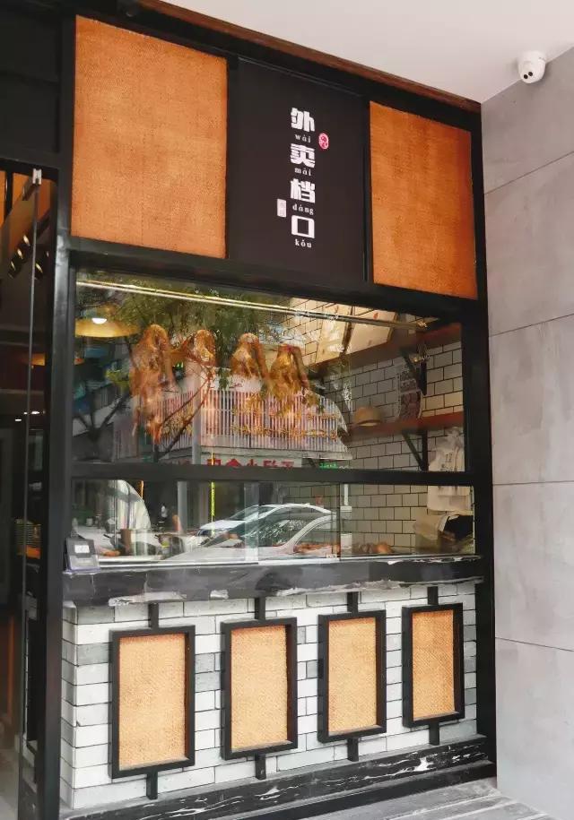 进门右侧是一个外卖档口.明档玻璃窗口,师傅的一举一动都看