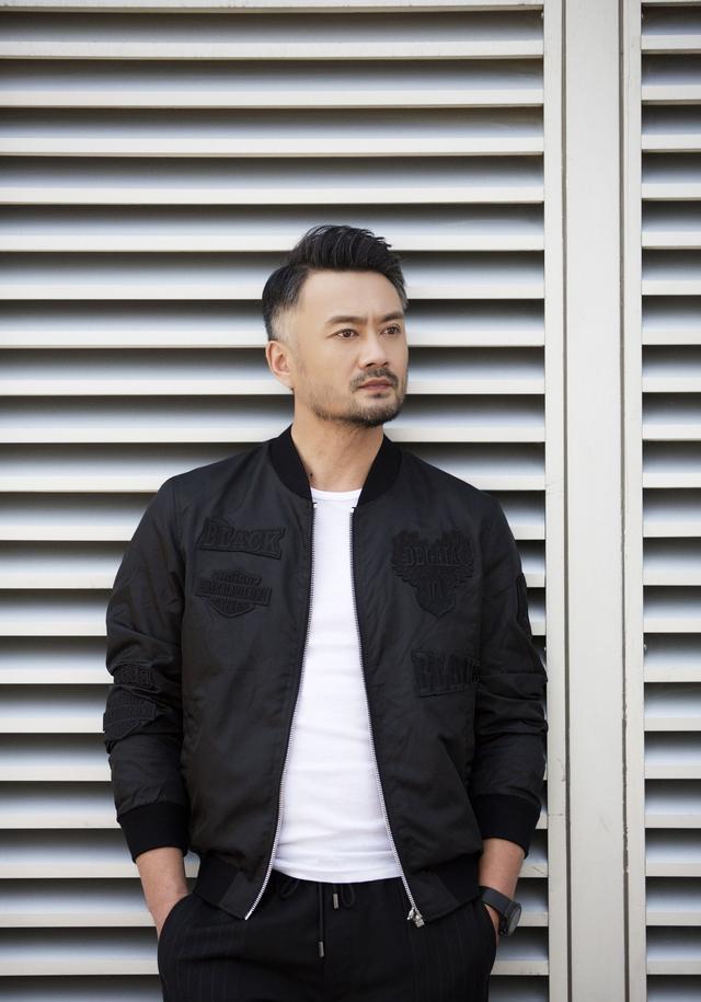 曹卫宇时尚街拍曝光 眼神深邃撩妹值max