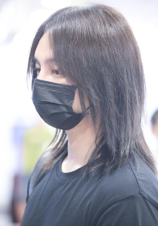 尹正穿黑色t恤搭配黑色长裤现身 口罩遮面留着一头飘逸长发