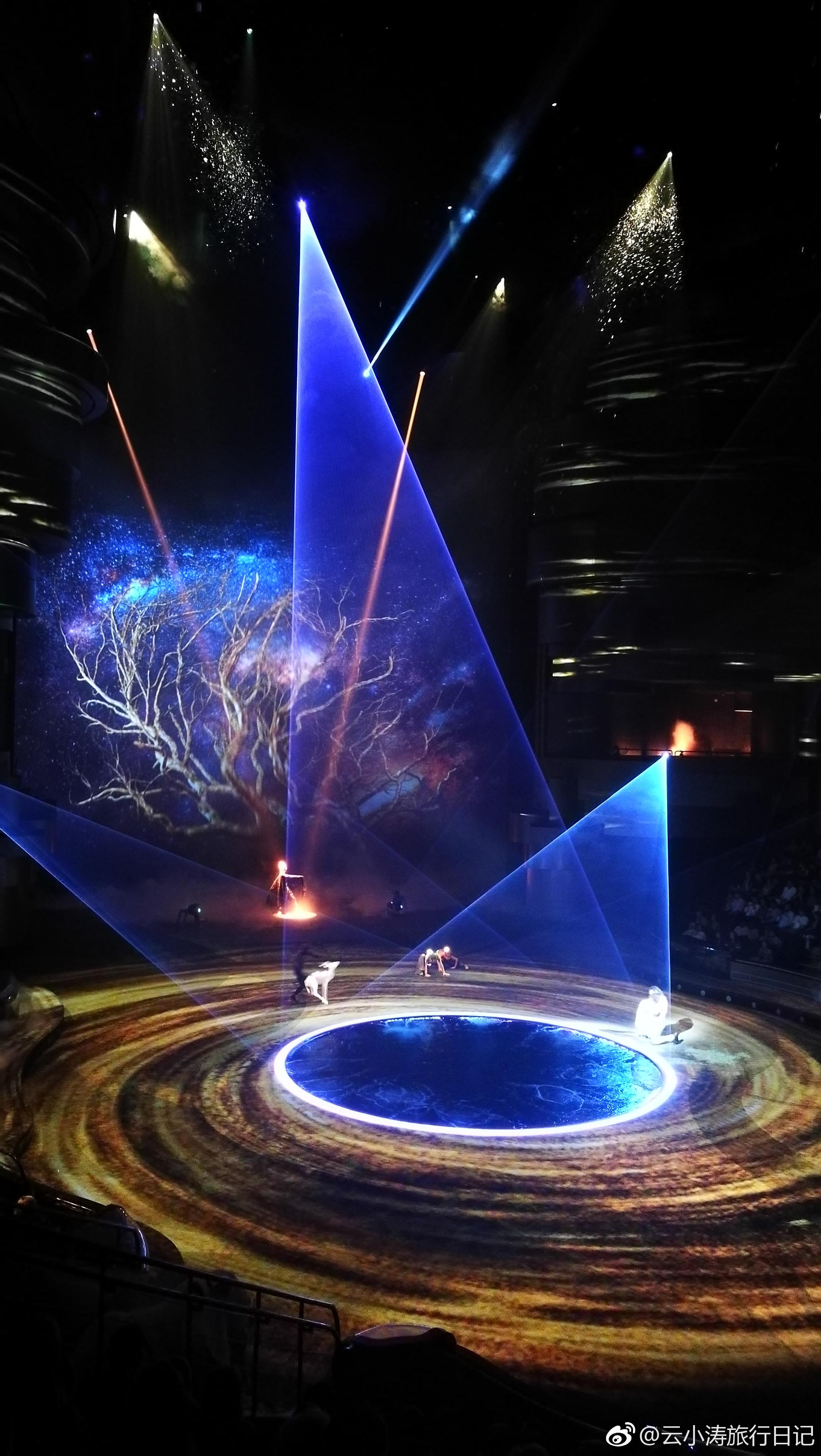 震撼,精彩,壮观,无以伦比,都难以形容这场演出.迪拜的水舞间秀