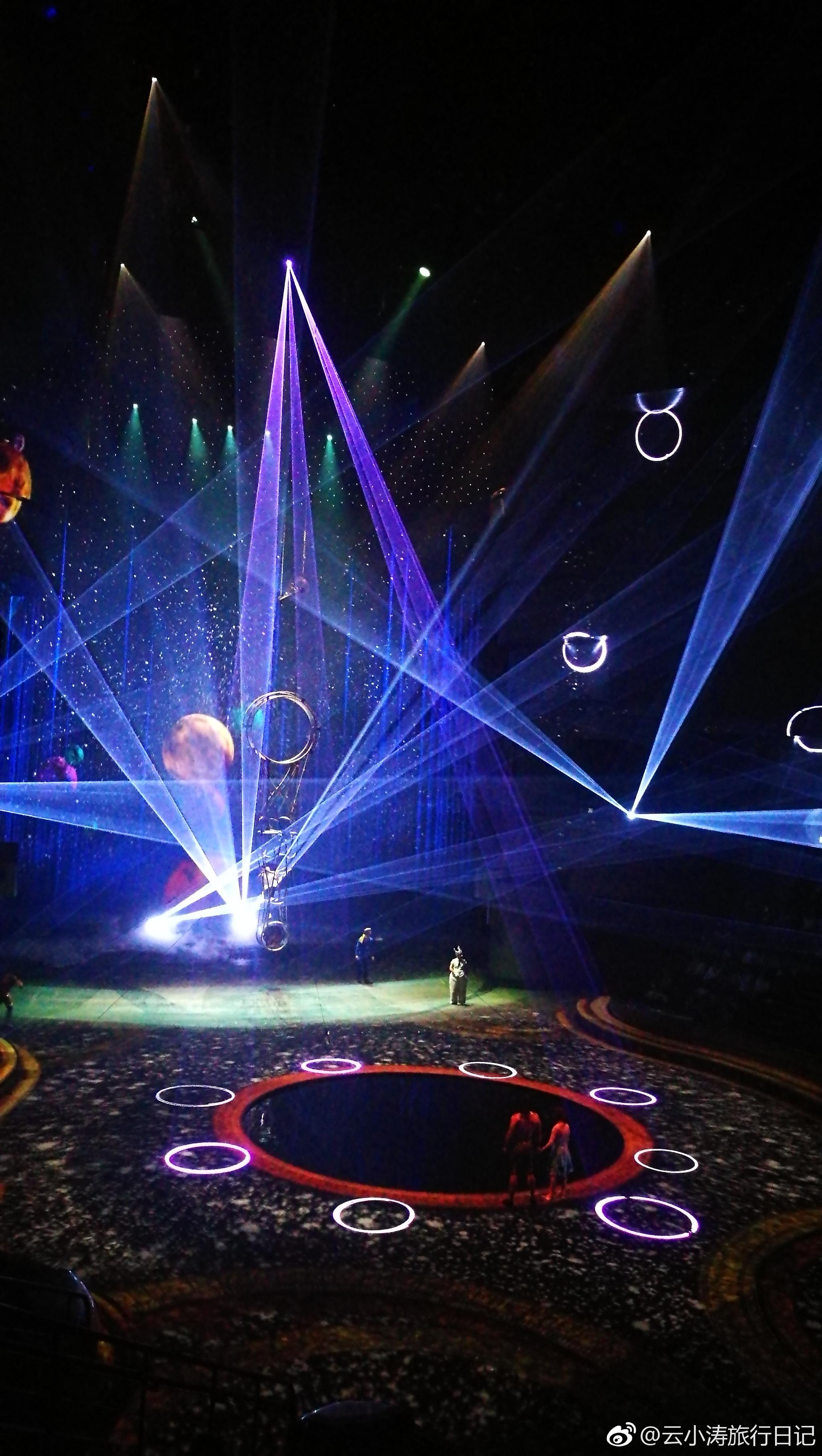 震撼,精彩,壮观,无以伦比,都难以形容这场演出.迪拜的水舞间秀