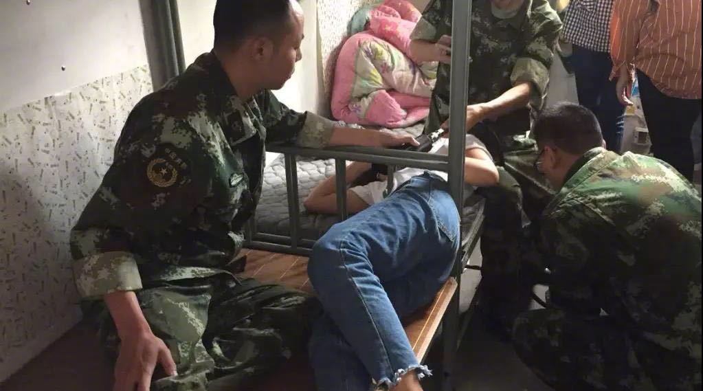 最近抖音上很火的穿栏杆游戏,便不是都是我们