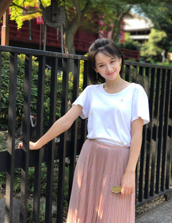 参演首部电视剧《一颗颗眼泪都是爱》出道,剧中出演任性刁蛮的杨华妹.