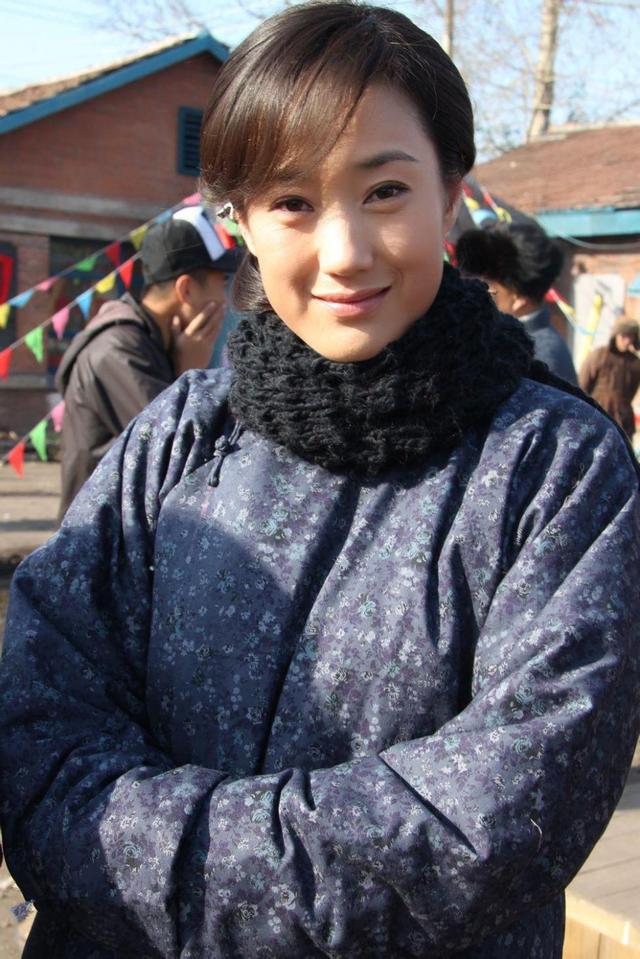 作为国家二级演员,戴云霞在09年因演出电视剧《猎鹰1949》中吴玉霞一