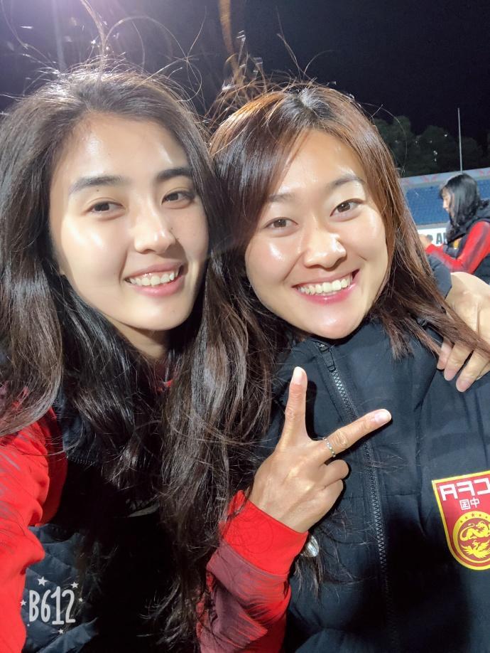 赵丽娜手捧李影金靴我就稍微皮一下