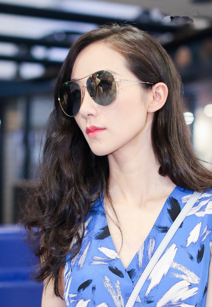 韩雪现身机场墨镜加紫色印花连衣裙尽显东方女性魅力