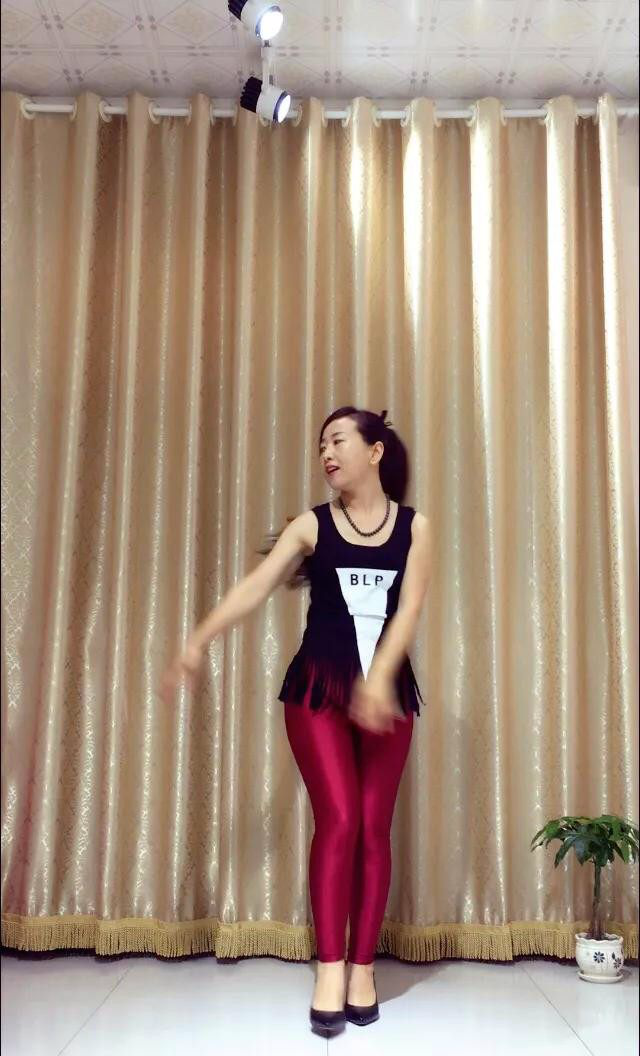 谁说广场舞不好看,那是因为你没见过这位跳室内广场舞的美女