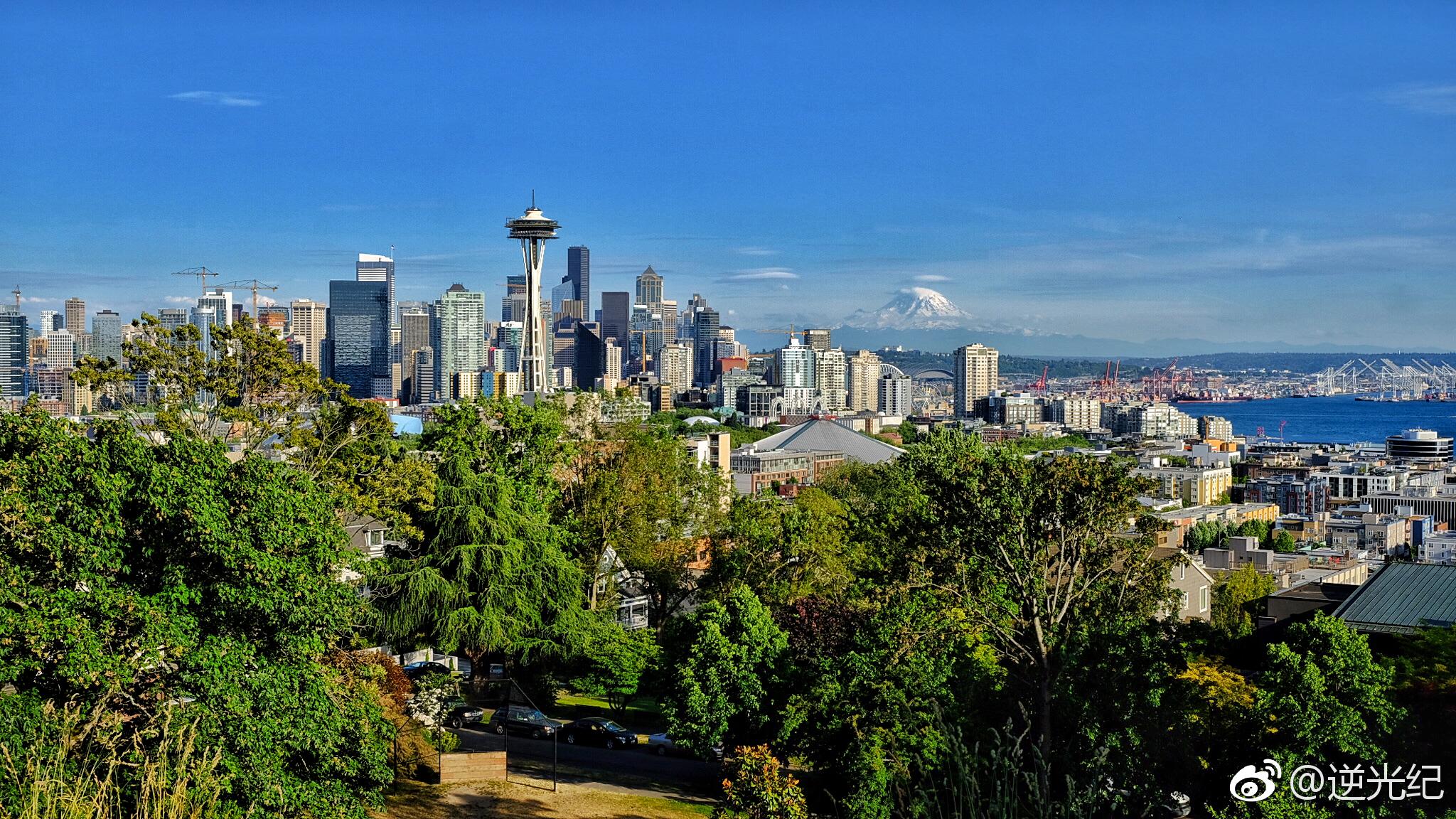 凯利公园是俯瞰西雅图天际线最好的地方,城市背后的雪山都清晰可见
