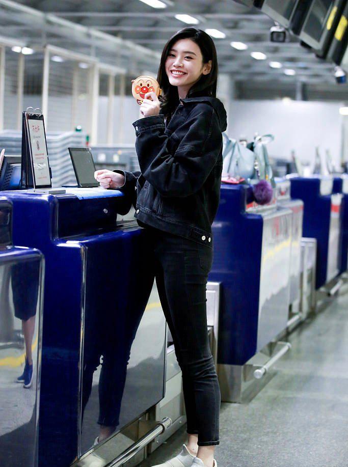 奚梦瑶一身黑色牛仔时髦拉风,修身的裤子十分显腿型,好美呀