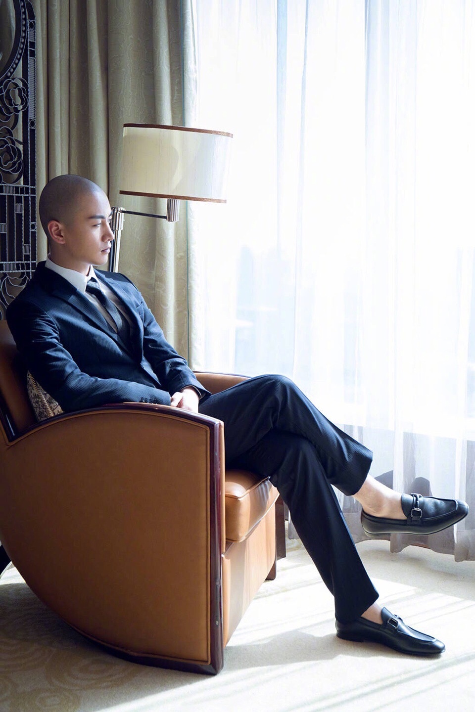 陈晓衬衫领带,笔挺利落风度十足,光头绝对是检验颜值的一大标准!