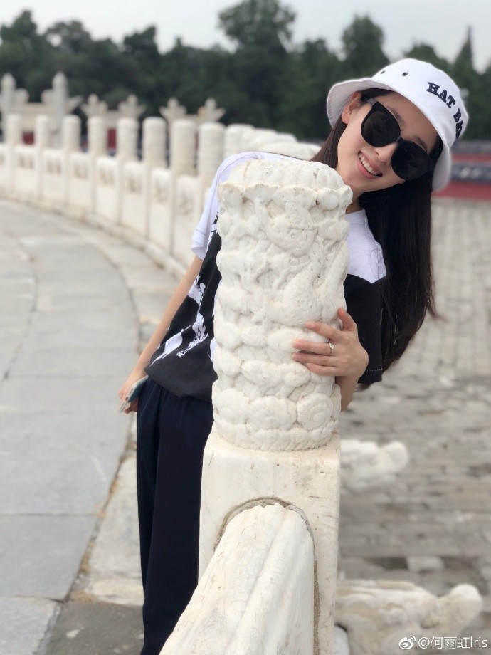 最美的青春何雨虹街拍笑容迷人就像回到了大学时代