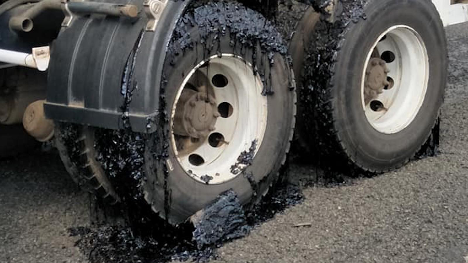 澳大利亚高温天气导致柏油路面融化,大量车辆的轮胎上沾满柏油