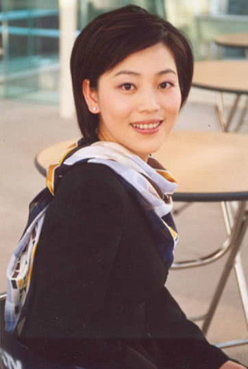 在主持节目的她语言清新自然,却不乏干练犀利,相比起其他的美女主持人