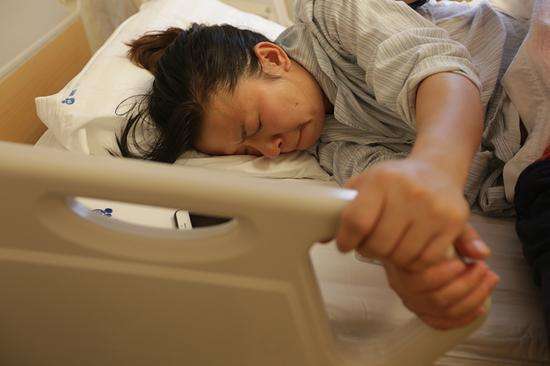 女婴生下来面带笑容,奶奶为确认孩子没事竟一巴掌打哭婴儿