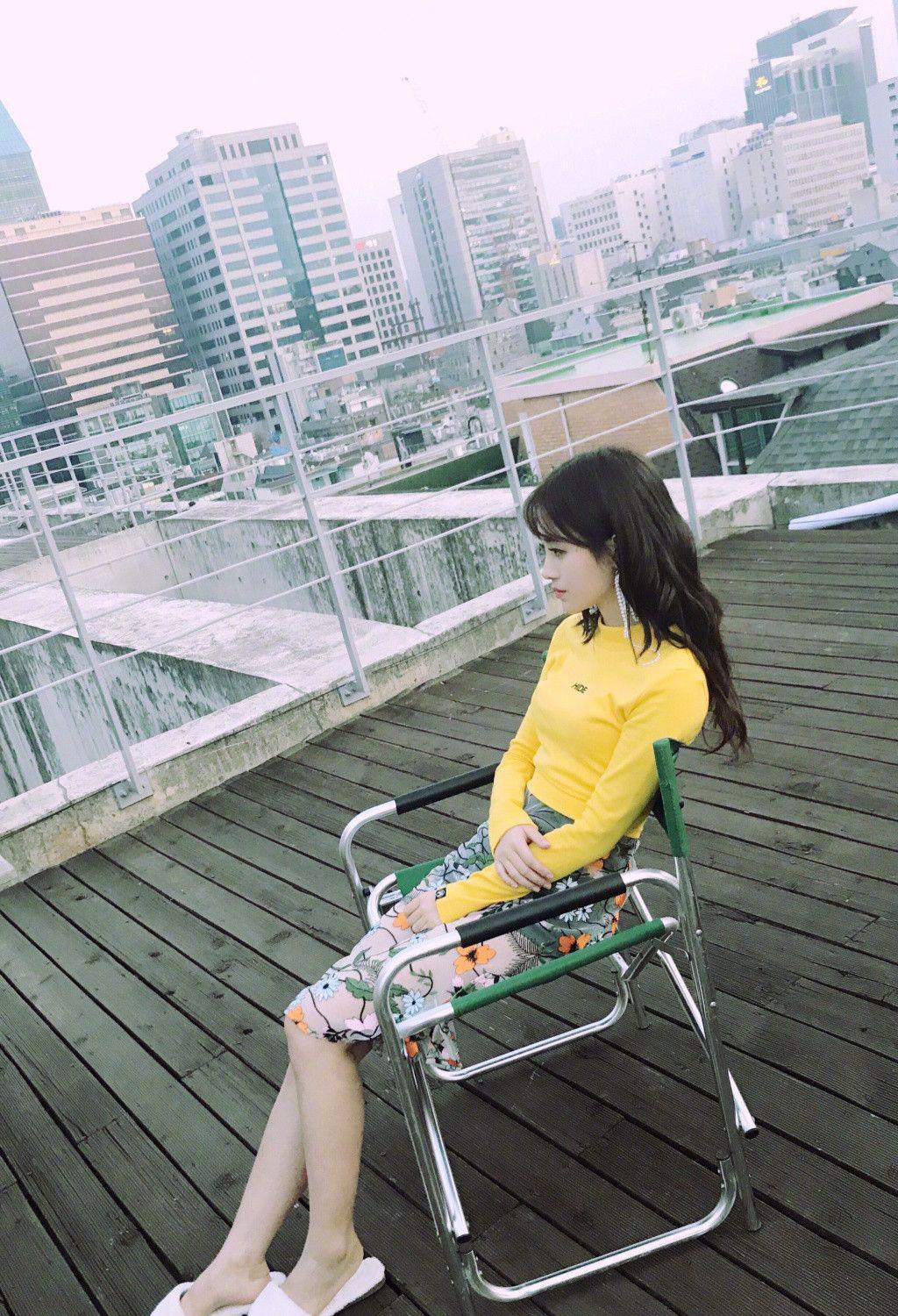 鞠婧祎的短裤是怎么穿进去的,竟还能扣上5颗纽扣,网友:太瘦了|鞠婧祎|