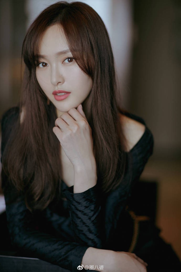 唐嫣一抹黑色露肩小黑裙亮相活动,长发披肩红唇妆性感撩人!