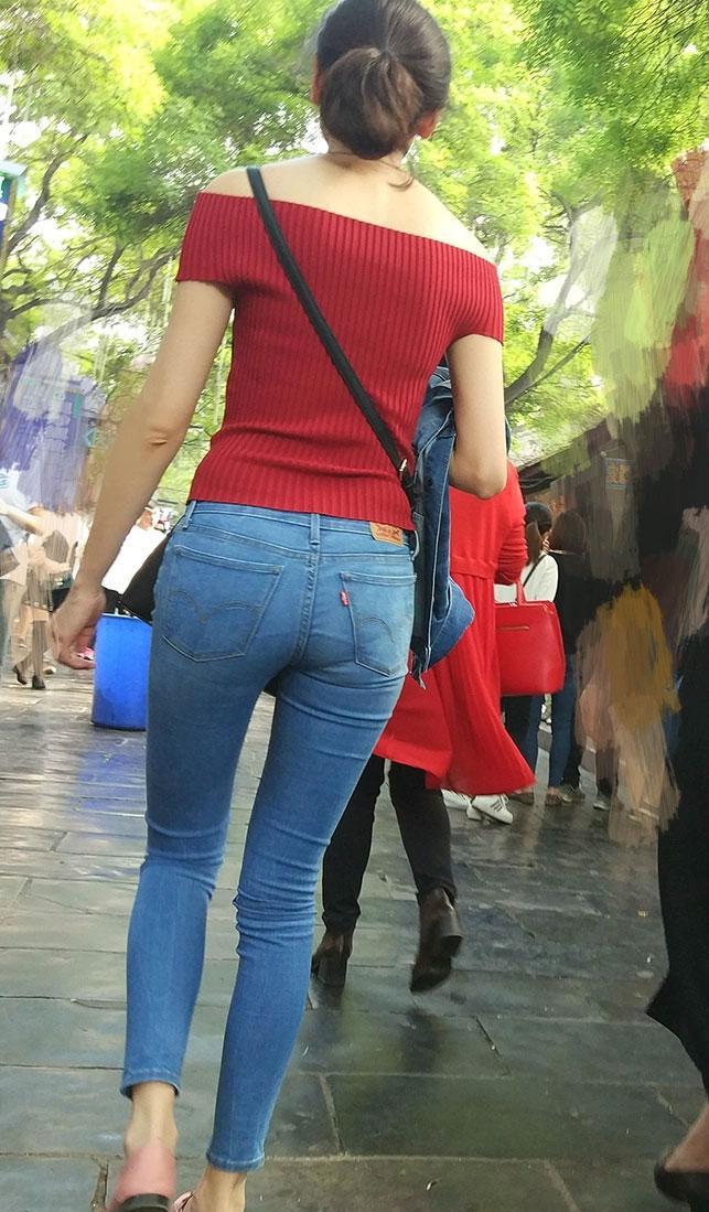 这款紧身裤保证不起球,修身显瘦,穿到身上没有扎扎的感觉,自信出门吧!