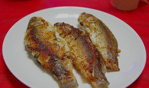 做法非常简单的香煎小鲫鱼