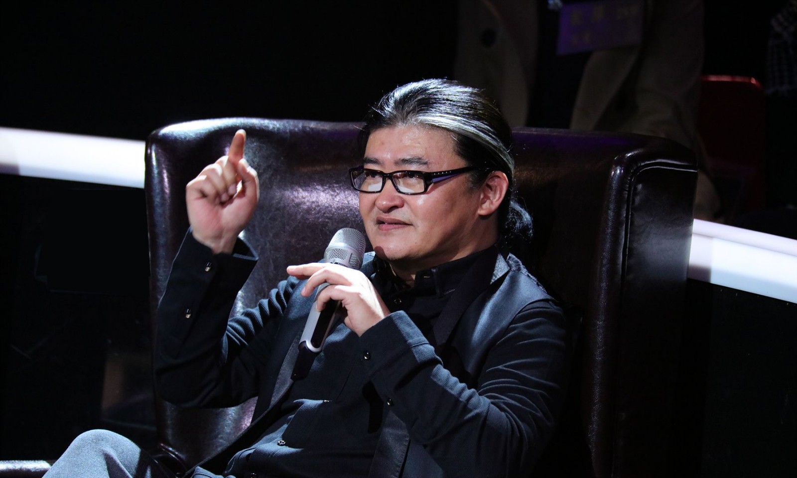 刘欢为什么一直留长发看了他短发的照片你就知道了