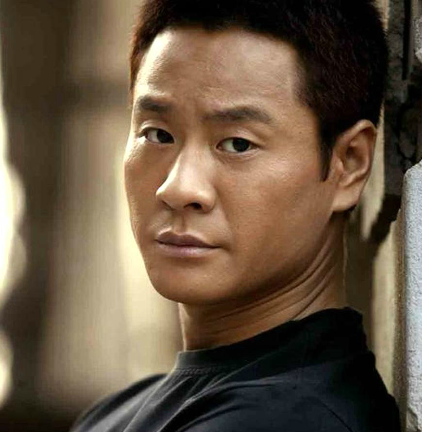 说到连奕名,相信大家都知道这个能导能演的男明星,曾出演《血色浪漫》