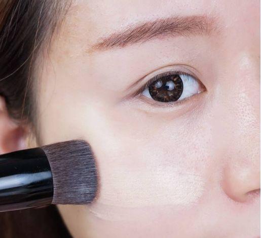 女人上底妆时,这3个错误经常犯?难怪妆容显老还卡粉脱妆!