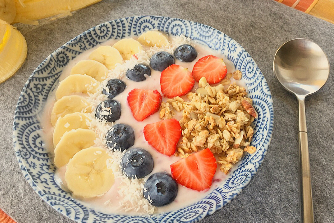 早上没时间做早餐,牛奶麦片加水果,助你迎接活力满满的一天