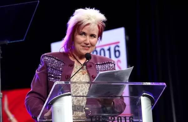 我们难以去猜去想象的各种诱惑和精神折磨, 并没有让 jennifer batten