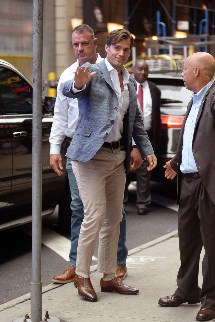 亨利卡维尔最新街拍图7感觉超人要飞起来了