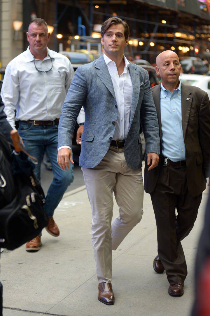 亨利卡维尔最新街拍图7感觉超人要飞起来了